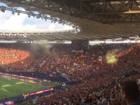 【QY球友会】震撼！！罗马赛前球迷大合唱，现场犹如一片红色的海洋