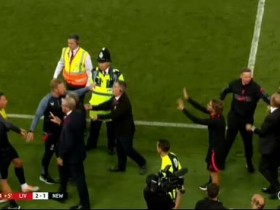 【QY球友会】?利物浦绝杀后两队爆发冲突，纽卡教练组成员扔水瓶