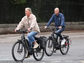 【QY球友会】迎来休息时间，滕哈赫和妻子在柴郡街头骑车放松