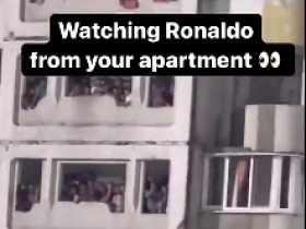 【QY球友会】吊票视角看C罗?摩尔多瓦当地球迷在公寓楼内观看欧联比赛