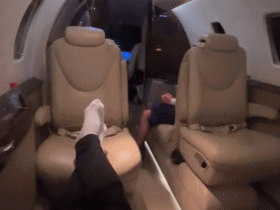 【QY球友会】心情是如何？伊卡尔迪晒视频：乘坐私人飞机，躺着垫脚+远眺窗外