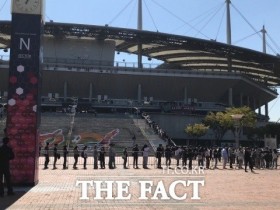 【QY球友会】韩媒：球迷提前7小时排队等待进场看韩国热身赛，年轻女性占多数