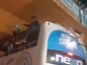 【QY球友会】惊悚一刻，?阿根廷球队庆祝升级，游行大巴贴着桥梁底部通过