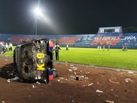 【QY球友会】?警方追打现场印尼球迷?媒体称印尼可能因此暴力事件被制裁