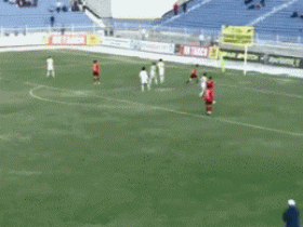 【QY球友会】提前躲入对方球门，塔吉克斯坦联赛球员成功偷袭对方门将破门