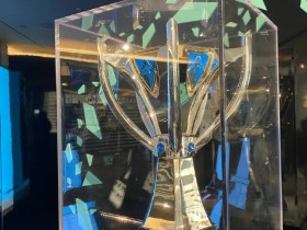 【QY球友会】S12冠军奖杯实拍图：目前该奖杯陈列于蒂芙尼总部