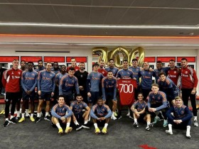 【QY球友会】CR7️⃣0️⃣0️⃣曼联更衣室为C罗布置庆祝气球&赠送纪念球衣