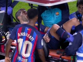 【QY球友会】一场伤了两个！罗贝托倒地铲球时肩膀受伤，被小救护车拉下场