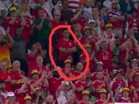 【QY球友会】“完美融入”！威尔士球迷看台，中国球迷穿国足队服混入其中