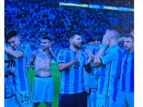 【QY球友会】阿圭罗穿阿根廷球衣进场庆祝，特里调侃：至少穿上护腿板和球鞋啊
