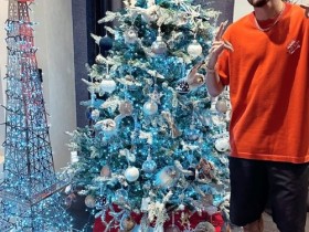 【QY球友会】内马尔晒蓝色圣诞树和埃菲尔铁塔模型：圣诞快乐??