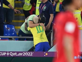【QY球友会】内马尔进球后，跑到看台上与受伤的队友特莱斯拥抱