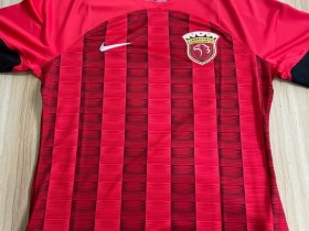 【QY球友会】海港新赛季主场球衣：采用大红和深红的竖条纹 耐克模板化设计