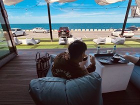 【QY球友会】海港中卫李昂赴韩国度假，海边品尝咖啡惬意无比