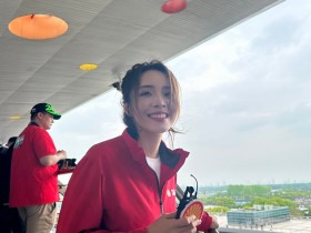 【QY球友会】余霜分享与管泽元在上海观看F1现场照：穿着法拉利衣服的她更好看了