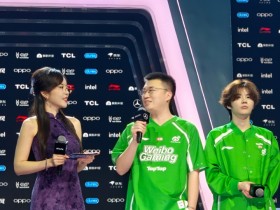 【QY球友会】余霜晒出今日季后赛工作照:许嵩说的对,紫色果然很有韵味💜