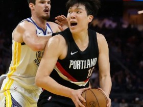 大发体育-季前赛-杨翰森首秀4+4+1+6犯离场 开拓者负勇士,大发助力你的致富之路!