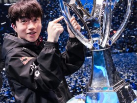 【QY球友会】LOL官方分享Keria捧杯照片:新的召唤师奖杯,一样的Keria