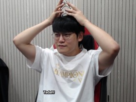 【QY球友会】真是爽到了😄Gumayusi在直播间向粉丝们多角度展示FMVP奖杯