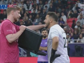 【QY球友会】🤑“钞能力”!全球第一网红慈善足球赛贿赂门将 用一万美元现金买进球