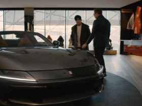 【QY球友会】刚出新歌就提新车!周杰伦现身意大利摩德纳 定制专属法拉利超级跑车