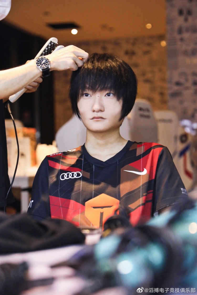 TES俱乐部更新Tian近照：即将上台领奖的常规赛MVP?