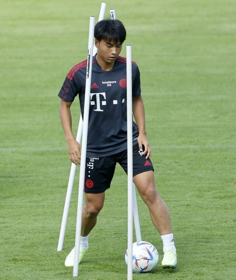 图片报：拜仁签下日本中场新星福井太智，球员已随二队训练
