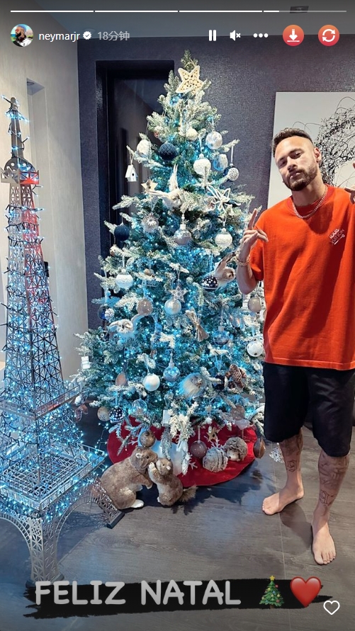 内马尔晒蓝色圣诞树和埃菲尔铁塔模型：圣诞快乐??