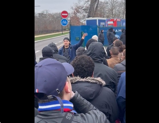忍不下去了！大批巴黎球迷今日集中在训练基地门前进行抗议