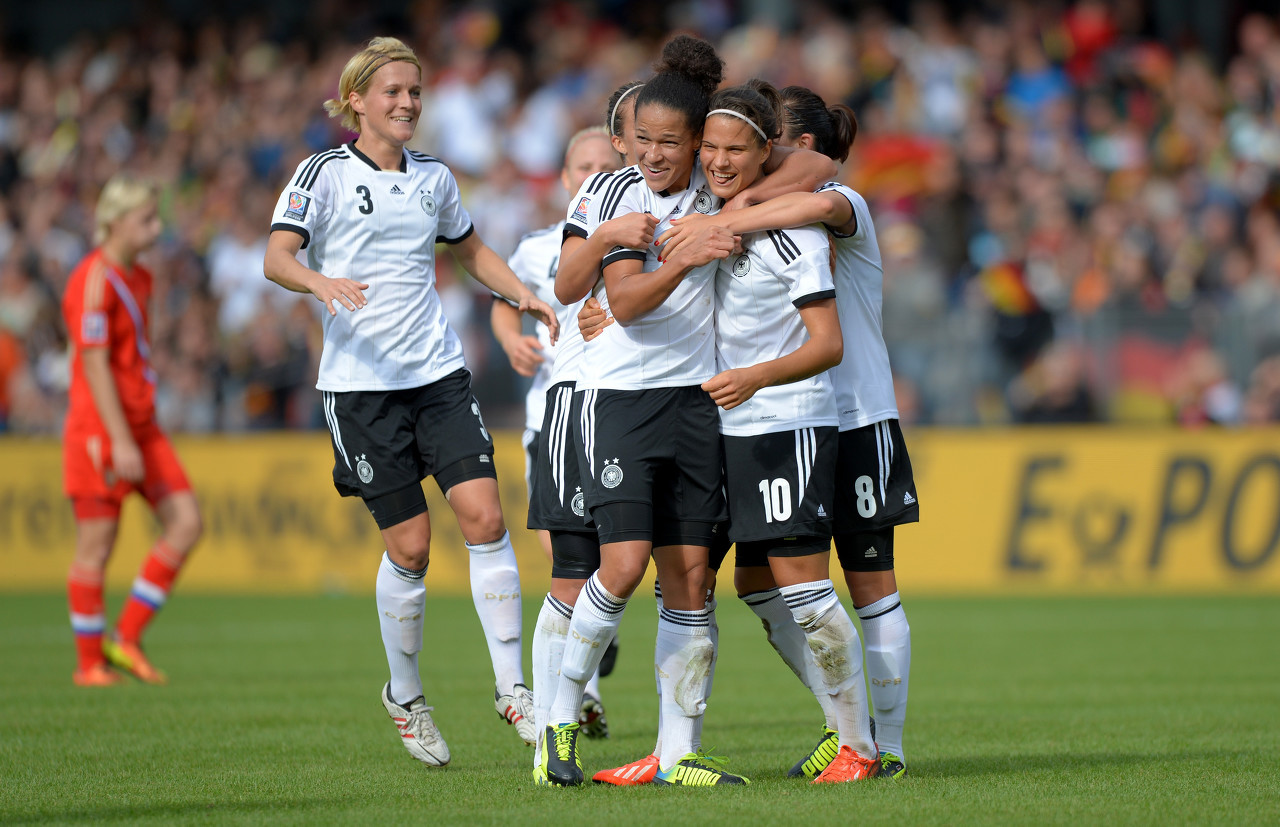 中国女足管理团队观看德国女足对抗训练：攻防转换太快了
